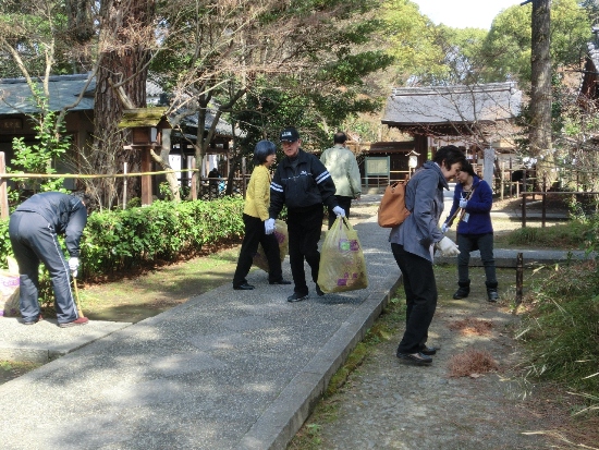 1910-12.4.2梨木神社　清掃風景.jpg